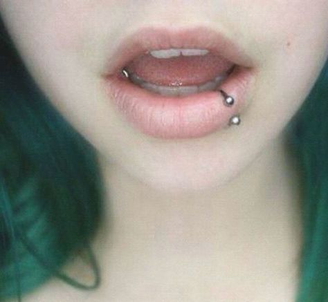 Lip Piercing Names, Guys With Lip Piercings, Side Lip Piercing, Piercing Boca, Middle Lip Piercing, Different Lip Piercings, Lower Lip Piercing, Lip Piercing Labret, Spiderbite Piercings