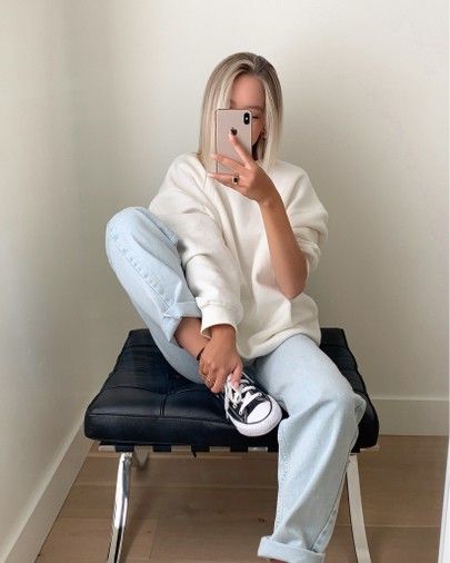 Cream Sweatshirt Outfit, High Waisted Baggy Jeans, Cream Sweatshirt, Ootd Ideas, Sweatshirt Outfit, French Girl, Light Wash Denim, Girls Jeans, Grey Sweatshirt