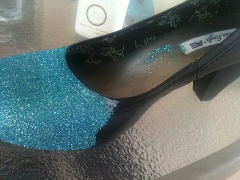 Glitter your entire shoe to make a bold statement. Glitter Shoes Heels, Diy Glitter Shoes, Life Hackers, Diy Glitter, Sparkly Shoes, Holiday Shoes, Sparkly Wedding, My Wedding Day, Toddler Halloween Costumes