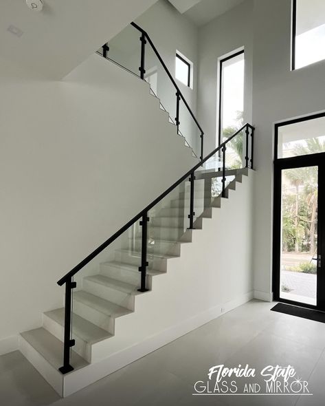 Glass staircase railings blend in with any interior design and can make even the narrowest stairway appear larger✨⁣ .⁣ .⁣ .⁣ .⁣ .⁣ #temperedglass #contractors #stairs #railings #staircases #staircase #interiordesigns #interiordesign #designers #glassrailing #designer #remodeling #glassrailings #railing #stairsdesign #contractor #glass #glassinstallation #glazierlife #luxuryhomes #luxuryhomedecor #luxuryhomedesign #railing #glassexperts #floridastateglass Silver Railing Stairs, Interior Glass Railing Ideas, Glass And Iron Stair Railing, Clear Stair Railing, Stairs Glass Railing Design, Staircase Glass Railing Design, Acrylic Staircase, Staircase With Glass Railing, Stair Glass Railing