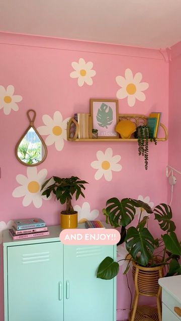 Cubby on Instagram: "Check out how to paint the most perfect daisies on a wall with @homewithhelenandco 🤩 Video: @homewithhelenandco" Wall Cute Painting, Pastel Room Wall Paint, Paint The Walls Ideas, Paint Of Wall, Art Wall Bedroom Paint, Daisies Painted On Wall, Flower Paint Walls, Diy Flower Wall Paint, Rainbow Brick Wall