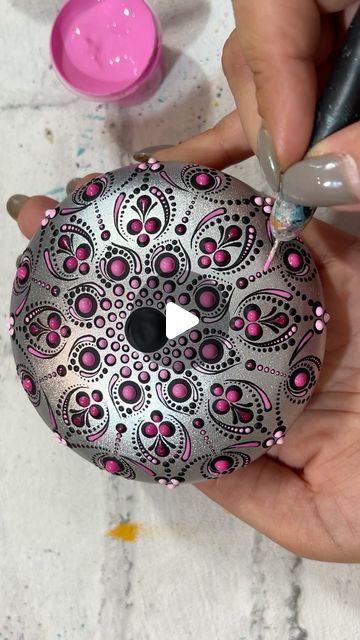 Anette Berstling (Anni) 🇩🇪 on Instagram: "🎨🖤🩶🩷

Das ganze Video findet ihr auf meinem YouTube Kanal, Link in der Bio ☝️

#mandala #mandalas #stonepainting #mandalastone #mandalastones #dotmandala #artistsoninstagram #artoftheday #dotpainting #love #steinebemalen #artforyourhome #artmeditation #art #artist #paintings #satisfying #colorfulart #acrylicpainting #satisfyingvideos #germanartist #artofpoints #lovewhatyoudo #artreels #acrylicart #reels #beautifulart #artprocess" Mandela Rock Painting Patterns, Dot Art Painting Patterns Easy, Mandela Rock Painting, Dotted Circle, Circle Mandala, Rock Painting Patterns, Dot Art Painting, Dot Art, Dots Art