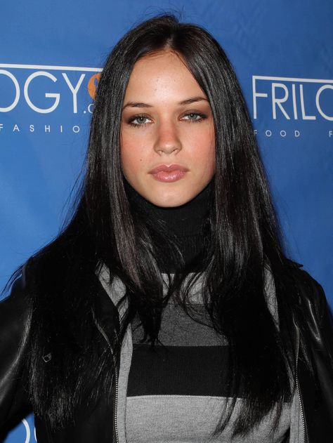 Career Knapp was born on July 31, 1989 in Allegheny, Pennsylvania to the late Bradford Elwood Knapp. She has two brothers. At age 18, Knapp moved to LA and there she worked as a model before breaking into acting. Ryan Phillipe, The Anomaly, Alexis Knapp, Paternity Test, Raised Eyebrow, Pitch Perfect, Amanda Seyfried, Reese Witherspoon, July 31