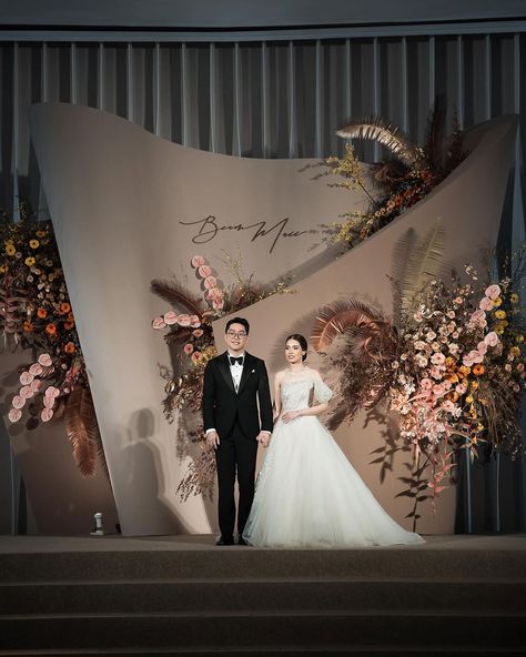 GRAPHICBYSANDY | ASYMMETRIC #BEAMAIIWEDDINGDIARY ——————————————————— PLANNER : @KENGNARUEMITYARN DECORATION :… | Instagram Wedding Decor Photo Backdrop, Rustic Stage Design, Thailand Wedding Decoration, Backdrop Ideas For Wedding, Modern Wedding Stage Design, Stage Wedding Decor, Reception Stage Decoration Backdrops, Backdrop Wedding Ideas, Modern Wedding Backdrop