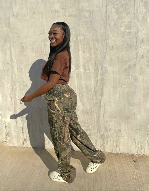 Camoflauge Outfits Black Women, Camo Pants Outfit Baddie, Camoflauge Pants Outfits, Camo Pants Outfits, Camo Cargo Pants Outfit, Camoflauge Pants, Cargo Outfits, Camo Pants Outfit, Cargo Outfit