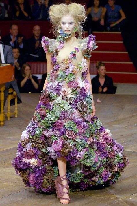 15 Times Flowers Floated Down the Runway | Vogue Flowers Fashion, Fashion Flowers, Infinity Dress, Dress Wrap, Dress Up Dolls, Dress Flower, 2019 Fashion, Flower Girls, Fantasy Fashion