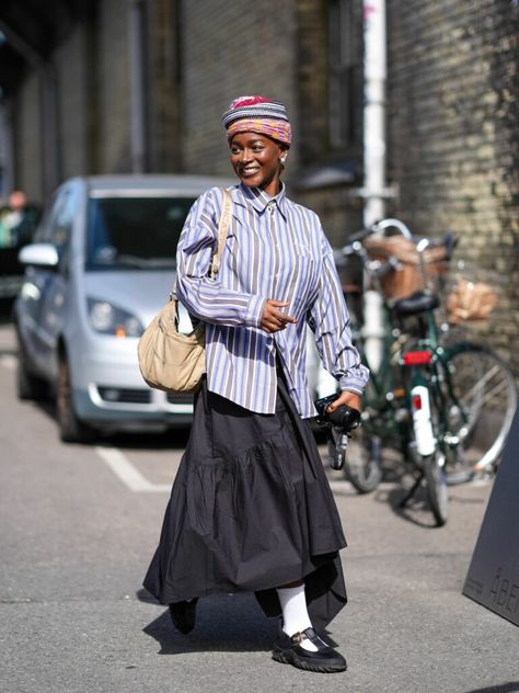 The best street-style from Copenhagen Fashion Week Copenhagen Street Style Summer, Ruched Skirt Outfit, Copenhagen Fashion Week Street Style, Scandi Fashion, Black Outerwear, Copenhagen Street Style, Grey Leather Jacket, Fashion Trend Forecast, Copenhagen Fashion