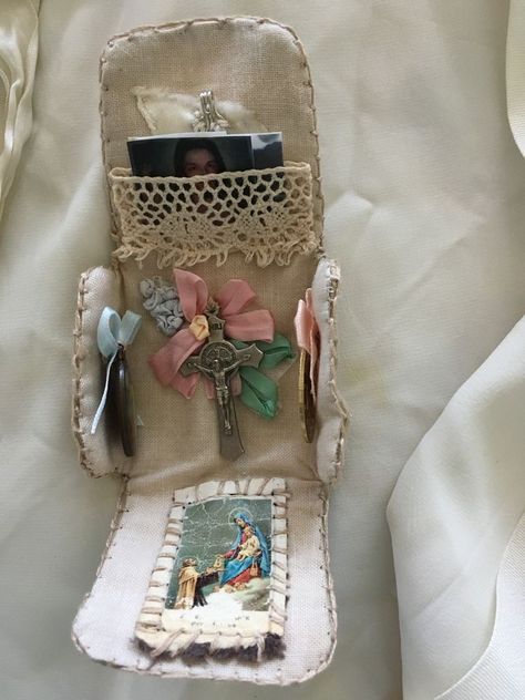 Pocket Altar, Mini Altar, Catholic Crafts, Arte Inspo, Catholic Art, Diy Schmuck, Religious Art, Cute Crafts, Kitsch