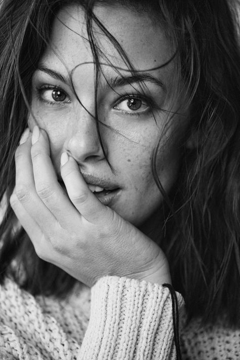 Ashley Graham Wants You to Love Yourself Plus Size Photography, Plus Size Posing, Affinity Photo, Portrait Photography Women, Ashley Graham, Studio Photoshoot, Curvy Model, Black And White Portraits, Studio Portraits