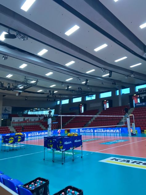 Volleyball Gym Aesthetic, Volleyball Game Aesthetic, Vball Pics Aesthetic, Siatkowka Aesthetic, Volleyball Setter Aesthetic, Volleyball Aesthetic Setter, Volleyball Manager Aesthetic, Aesthetic Volleyball Photos, Volleyball Court Aesthetic