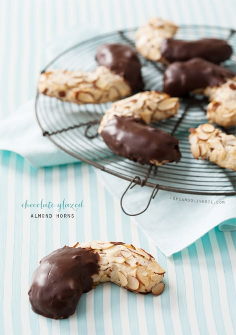 Almond Horns, Chocolate Glaze, Almond Cookies, Yummy Sweets, Cookie Desserts, Gluten Free Desserts, Sweets Treats, Christmas Baking, No Bake Desserts