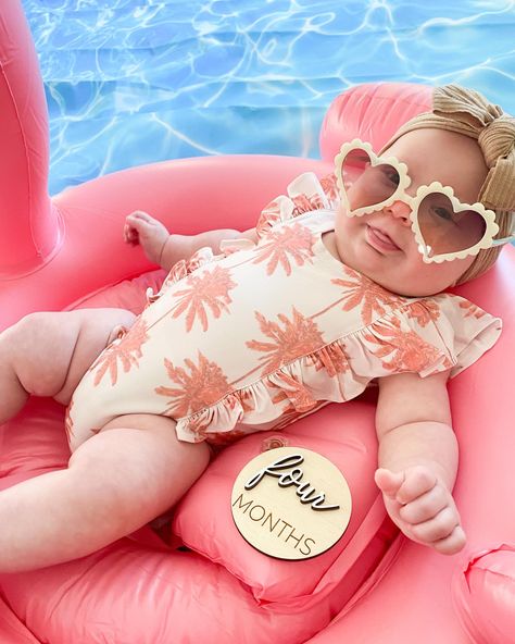 1 Month Baby Picture Ideas June, One Month Old Baby Pictures June, Pool Baby Photoshoot, June Baby Pictures Ideas, Baby Girl Photoshooting Ideas For Summer, June Baby Milestone Picture, Summer Baby Photoshoot Ideas, June Monthly Baby Photo, June Baby Photoshoot