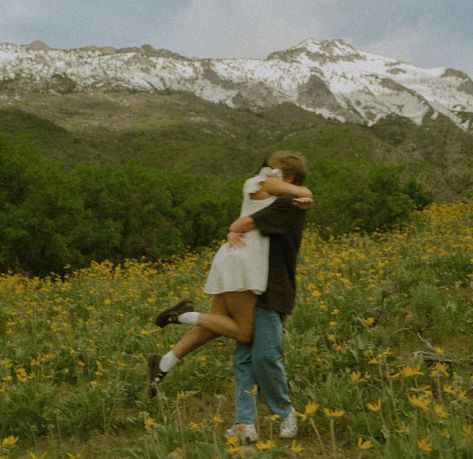 Cottagecore Couples Photoshoot, Farm Love Aesthetic, Engagement Shoot Aesthetic, Romantic Girl Aesthetic, Dreamy Relationships, Kind Girl Aesthetic, Couple Inspo Pics, Summer Romance Aesthetic, Couple In Field