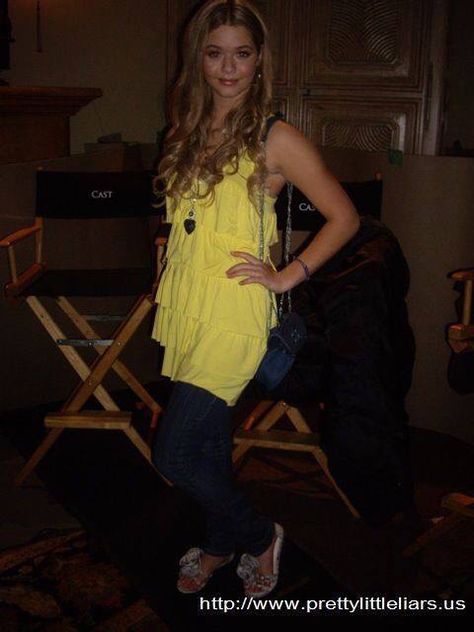 Sasha Alison Dilaurentis Season 1, Pll Season 1, Alison Pretty Little Liars, Yellow Top Outfit, Blonde Halloween Costumes, Pretty Little Liars Outfits, Pll Outfits, Alison Dilaurentis, Sasha Pieterse