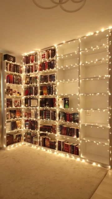 Book Shelf Lights, Bookshelf With Lights, Bookshelf Lights, Decorated Bookshelves, Magical Bookshelf, Style A Bookcase, Bookshelves Aesthetic, Bookshelf Inspo, Bedroom Bookshelf