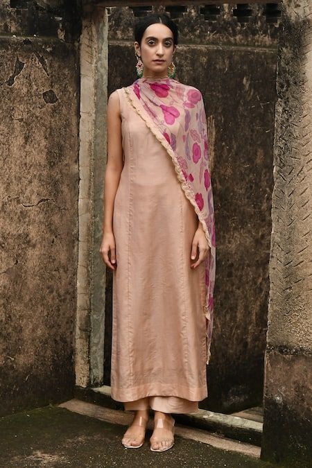 Sleeveless Kurta Set, Sabyasachi Dresses, Churidar Design, Long Kurta Designs, Kurta Sets For Women, Silk Kurta Set, Blonde Asian, Sugar Rose, Kurta Set For Women