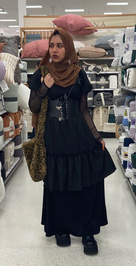 Goth Hijabi Outfits, Hijab Alternative Fashion, Dark Hijab Outfit, Gothic Hijab Outfit, Modest Alt Fashion, Modest Punk Outfits, Goth Hijab Outfit, Punk Hijabi, Modest Goth Fashion