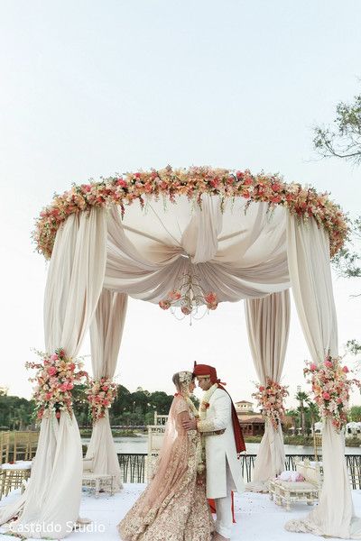 Indian couple photography at the end of wedding ceremony http://www.maharaniweddings.com/gallery/photo/112182 @obsevents @Eventricsw @allearsnet/four-seasons-orlando-at-walt-disney-world-resort @castaldostudio/castaldo-studio-artistic-album-design Outdoor Wedding Ideas Indian, Morning Wedding Decor Indian, Boho Mandap Decor, Morning Indian Wedding, Varmala Decoration, Mandap Designs Outdoor, Vidhi Mandap Indian Weddings, Outdoor Indian Wedding Mandap, Indian Wedding Mandap Decorations