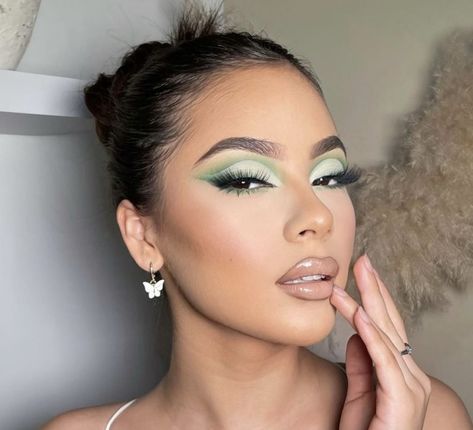 Mint Makeup For Brown Eyes, Make Up For Mint Green Outfit, Makeup Looks For Mint Green Dress, Mint Green Eye Makeup, Sage Green Makeup Look Quince, Makeup For Mint Green Dress, Mint Makeup Looks, Mint Green Eyeshadow Looks, Mint Eyeshadow Looks