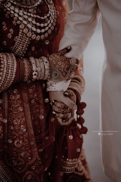 Royal Marriage Aesthetic, Wedding Asthetic Pics, Arrange Marriage, Bride Groom Photoshoot, Indian Bride Poses, Indian Wedding Poses, Bride Photos Poses, Groom Photoshoot, Wedding Portrait Poses