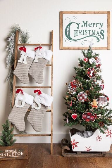 Our Blanket Ladder is used every day of the year to hold throw blankets and as a quilt ladder. I use it for seasonal decorating too. It is perfect to hold  Christmas stockings. DIY Blanket Ladder I hung my DIY Hoop Wreath about the ladder for a romantic touch. You can see how I made the wreath  here.A blanket ladder is not just for blankets, and quilts, but it is also perfect for displaying home decor.Materials and Supplies2, 1 x 3 x 6 pine boards (ladder rails)3, 1” X 36”… Free Stocking Pattern, Easy Christmas Stockings, Diy Christmas Stocking, Christmas Stocking Tutorial, Stocking Tutorial, For Girlfriend, Diy Stockings, Diy Blanket Ladder, Weihnachten Diy