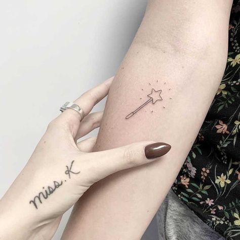 Tattoos For Godmothers, Magic Tatoos Aesthetic, Princess Wand Tattoo, Magic Wand Tattoo Small, Magic Wand Finger Tattoo, Small Magic Tattoo, Magic Wand Doodle, Star Wand Tattoo, Small Wand Tattoo