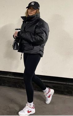 Puffer Jacket Outfit Oversized, Puffer Jacket Outfit Black, Black Puffer Jacket Outfit, Women Puffer Jacket, Puffer Jacket Outfit, Oversized Puffer Jacket, Ny Outfits, Look Legging, Oversized Puffer