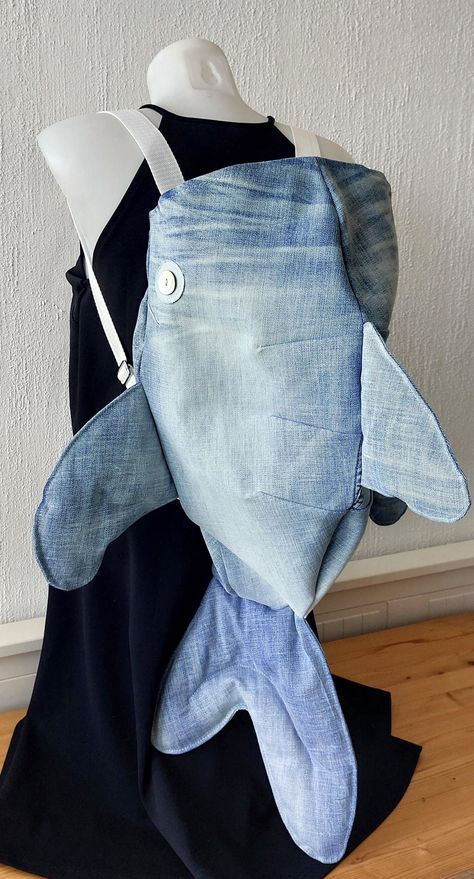 The Megalodon among the denim whale shark backpacks! Born from one large PME Legend lightwash denim jeans. The bag has an inner zipper to close.  It is a backpack and the size of this mega model is a roughly whopping 75cm measured from head to the tip of the tail! At it's widest point the bag measures about 32 cm, and it is about 42 cm deep at most. The shoulderstraps can be adjusted in length and of course the Megalodon also has Mother of Pearl eyes, as a refferal to the sea! This is a unique l Jeans Backpack Diy, Animal Bag Pattern, Whale Shark Bag, Upcycled Denim Fashion, Denim Whale, Stuffed Animal Bag, Shark Things, Ocean Bag, Pearl Eyes