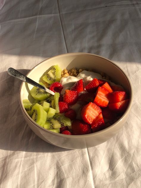 Fruit Bowl Breakfast, Low Fodmap Fruits, Better Gut Health, Aesthetic Breakfast, Healthy Yogurt, Healthy Food Inspiration, Healthy Food Dishes, Healthy Food Motivation, Healthy Fruits