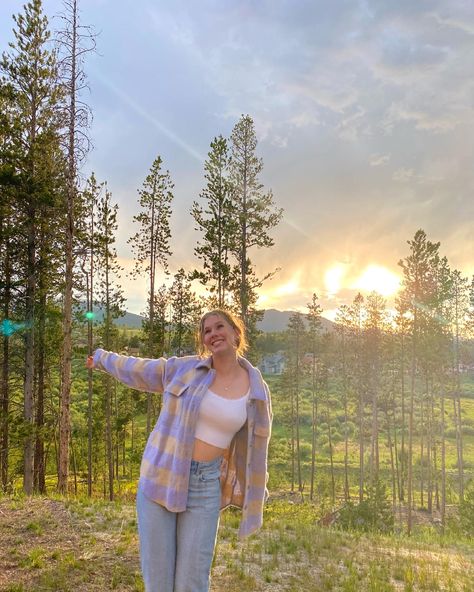 Mountains Summer Outfit, Poses In Cardigan, Mountains Outfit Ideas, Pose With Mountain, Mountain Vacay Outfits, Kodaikanal Outfit Ideas, Forest Ig Pics, Poses On Mountain Top, Poses For Scenery