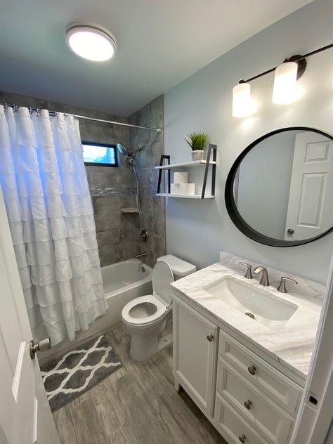 Grey And White Bathroom Apartment, New House Decorating Ideas Bathroom, Light Colored Small Bathrooms, Modern Bathroom Design Apartment, Light Grey Bathroom Decor, Grey Decor Bathroom Ideas, Small Bathroom Remodel Inspiration, New Apartment Bathroom Ideas, Small Bathroom Ideas Silver Fixtures