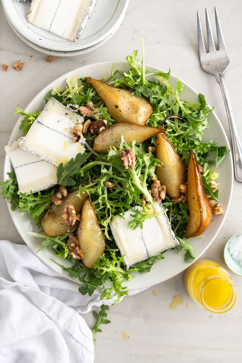 Our roasted pear salad is made with arugula, frisée, thick slices of goat cheese, and a champagne vinaigrette. It’s sweet, tart, and so good! Pear And Brie Salad, Pretty Salads, Poached Pear Salad, Salad Pear, Kale Sweet Potato Salad, Roasted Pear Salad, Mermaid Food, Fall Salads, Fancy Salads