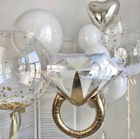 Silver Bride Balloons, Bride Ballons Room, Glitz And Glam Bridal Shower Ideas, Engagement Balloons Decoration, White Bachelorette Party Decor, Bachelorette Party Balloons, Engagement Party Balloons, Small Engagement Party, Bride Balloons