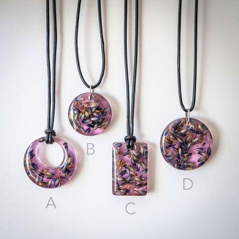 Diy Resin Earrings, Resin Pendant Diy, Flower Resin Jewelry, Cadeau Parents, Diy Resin Projects, Resin Jewelry Diy, Resin Jewelry Making, The Natural World, Epoxy Resin Art