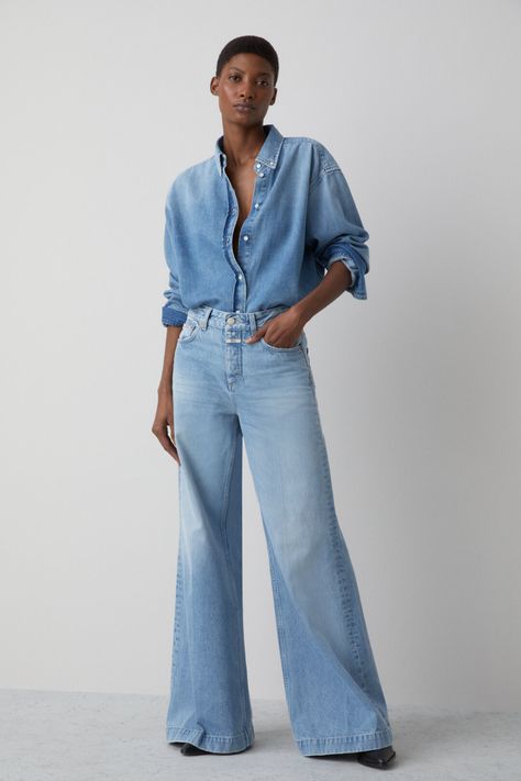 Blue Jeans Outfit 2023, Menocore Style, High Waisted Wide Leg Jeans Outfit, Denim Shirt Outfit Women, Denim 2023, Denim Photoshoot, High Waisted Jeans Outfit, Denim Shirt Outfit, High Waisted Wide Leg Jeans