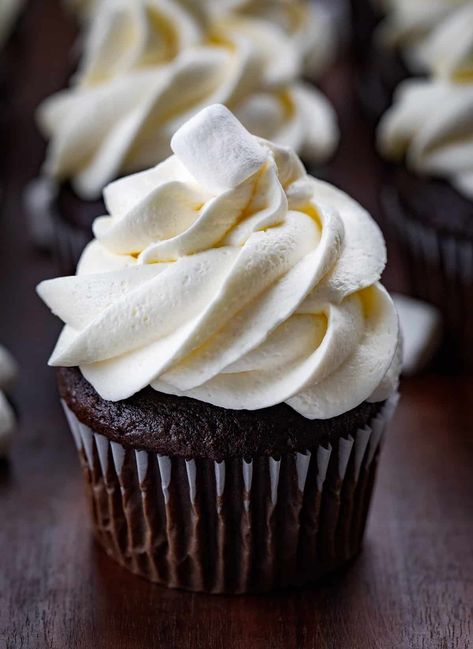 Marshmallow Buttercream Marshmallow Cupcake Frosting, Marshmellow Icing Marshmallow Frosting, Frostings For Chocolate Cake, Buttercream Frosting Flavors, Easy Marshmallow Frosting, Marshmallow Buttercream Frosting Recipe, Bakery Frosting, Marshmallow Buttercream Frosting, Marshmallow Frosting Recipes