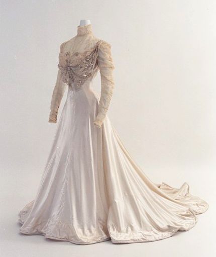 1890 Wedding Dress Victorian Wedding Gown, Charles Frederick Worth, 1890s Fashion, Bijoux Art Nouveau, Beaded Butterfly, 1800s Fashion, Edwardian Dress, 19th Century Fashion, White Wedding Dress