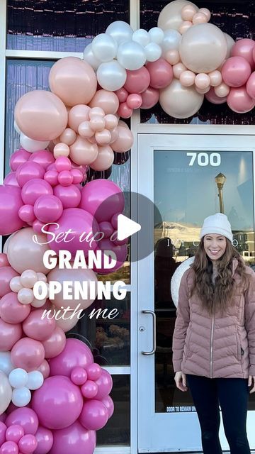 Balloon Setup Ideas, Balloon Arch Business Opening, Balloon Arch Around Door, Business Balloon Garland, Grand Opening Ideas Business Decorations Store, Balloon Garland Around Door, Store Opening Balloon Decor, Storefront Balloon Garland, Window Balloon Garland