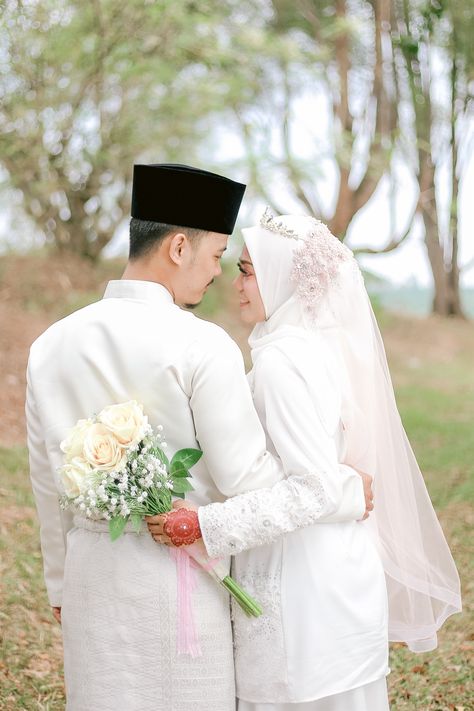 Malay Wedding Photography Outdoor, Malay Wedding Pose, Foto Wedding Muslim, Nikka Photography, Gambar Wedding, Malay Wedding Photography, Wedding Arab, Wedding Photography Editing, Muslim Wedding Photos