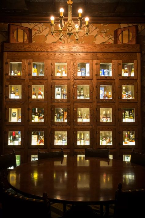 Bourbon Wall Display Ideas, Whiskey Library, Whiskey Cabinet, Library Bar, Bar Modern, Whiskey Room, Home Bar Rooms, Whisky Bar, Cave Home