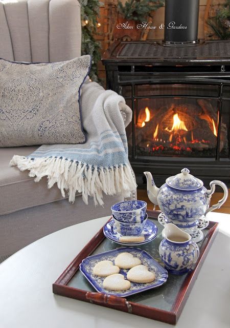 Winter Tea, House Gardens, Blue White Decor, Casa Vintage, Cosy Winter, Keramik Design, Home Decor Living Room, Tea Service, Decor Living Room