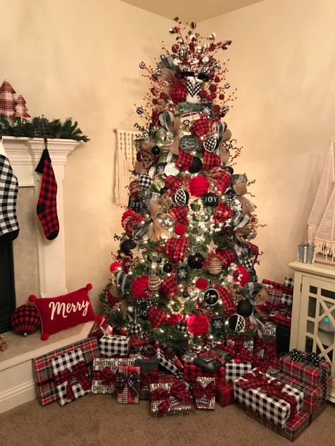 Black And White Buffalo Plaid Christmas Tree With Red, Buffalo Plaid Christmas Trees, Red And Black Buffalo Plaid Christmas Tree Ideas, Red And Black Buffalo Plaid Christmas Tree, Buffalo Christmas Tree Decor, Plaid Christmas Tree Ideas, Red Buffalo Plaid Christmas Tree, Plaid Christmas Decorations, Buffalo Check Christmas Tree