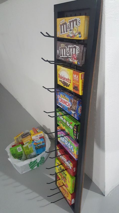 Diy Concession Stand Display Candy Bars, Home Movie Theater Decor Ideas, Home Theater Candy Display, Corner Snack Bar Ideas, Theater Candy Display, Home Theatre Candy Bar Ideas, Snack Bar Ideas Home Diy, Movie Decor Ideas, Home Theater Concession Ideas