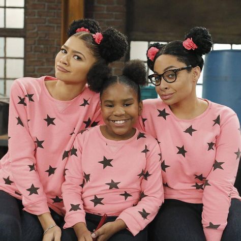 Trinitee Stokes, K C Undercover, Kc Undercover, Old Disney Channel Shows, Mode Zendaya, Estilo Zendaya, Old Disney Channel, Zendaya Outfits, Disney Channel Shows