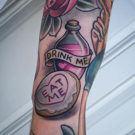 Alice eat me drink me tattoo Tim Burton Tattoo, Alice And Wonderland Tattoos, Disney Sleeve, Petit Tattoo, Wonderland Tattoo, Eat Me, Pandora Hearts, Girly Tattoos, Drink Me