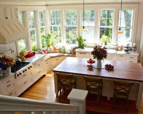 Kitchen Island facing the large window/door Corner Window Seat, Window Seat Kitchen, Lake Cabin, Lots Of Windows, Casa Vintage, Classic Kitchen, Window Blinds, Kitchen Photos, Unique Kitchen