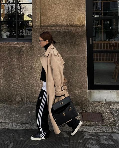 Coat Sporty Outfit, Outfits For Japan, Adidas Street Style, Cotton Trench Coat, Trench Coat Outfit, Europe Outfits, House Luxury, Adidas Original, Causal Outfits