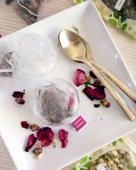 Tea bag bombs made of isomalt sugar and Teavana youthberry tea and edible flowers. Tea Bouquet, Edible Snow, Shortcrust Pastry Recipes, Flowering Tea, Powdered Food Coloring, Cake Mousse, Sugar Glass, Mini Tart Pans, Edible Crafts