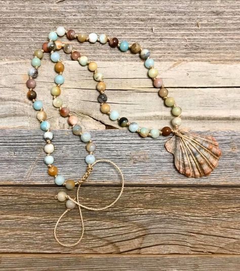 Seas Bead Necklace, Seashell Macrame Necklace, Necklace With Seashells, How To Make Shell Necklace, She’ll Necklace, Diy Seashell Necklace, Sea Shell Jewelry Diy, Mermaid Necklace Diy, Seashell Necklace Diy