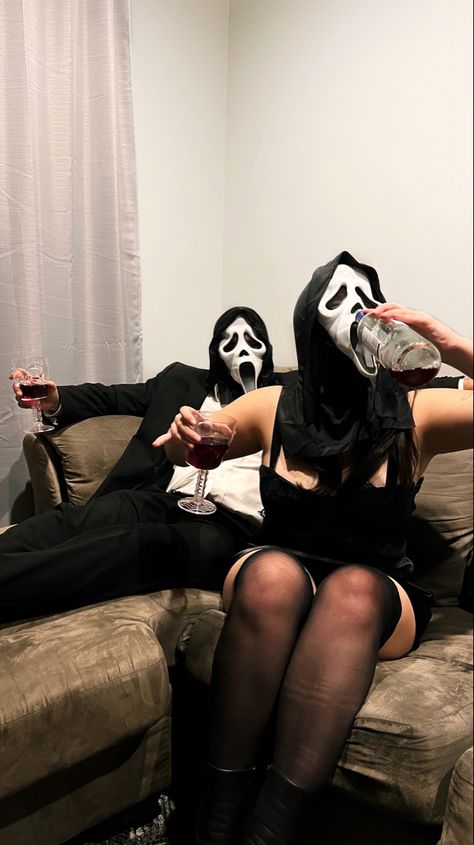 matching halloween costumes Scream Matching Costumes, Screem Mask, Scream Costumes Couples, Ghostface Costume Women Ideas, Scream Duo Costume, Ghost Face Costume Couple, Scream Couples Costume, Matching Costumes Couples, Ghost Face Couple Photos